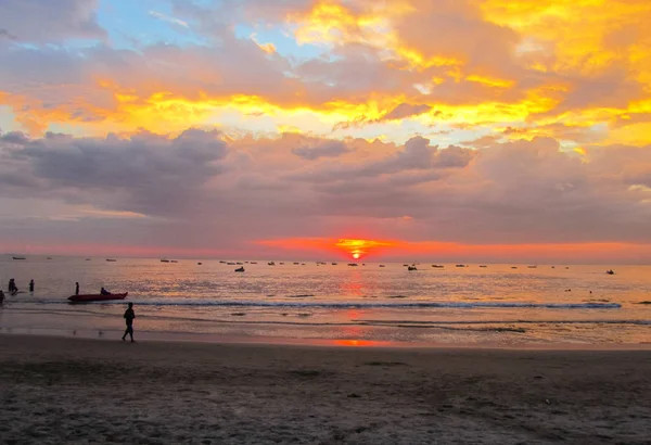 インド、ゴア。海で美しい明るい夕日。雲の中に太陽が沈む — ストック写真