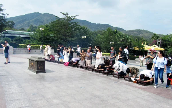 Κινέζοι πολίτες είναι στα γόνατά τους, προσεύχονται στη θεά Guan Yin — Φωτογραφία Αρχείου