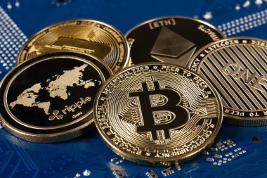 Mavi elektronik devre arka planında Bitcoin para sembolü. Yakın plan, mavi arka plan. İş, para, kripto para birimi kavramı