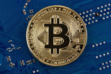 Mavi elektronik devre kartının arka planında Bitcoin para sembolü var. Yakın plan, mavi arka plan. İş, para, kripto para birimi kavramı.