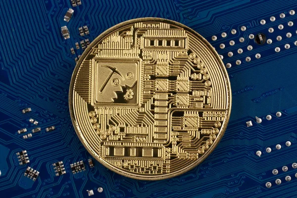 Mavi elektronik devre kartının arkasında Bitcoin para sembolü var. Yakın plan, mavi arka plan. İş, para, kripto para birimi kavramı.