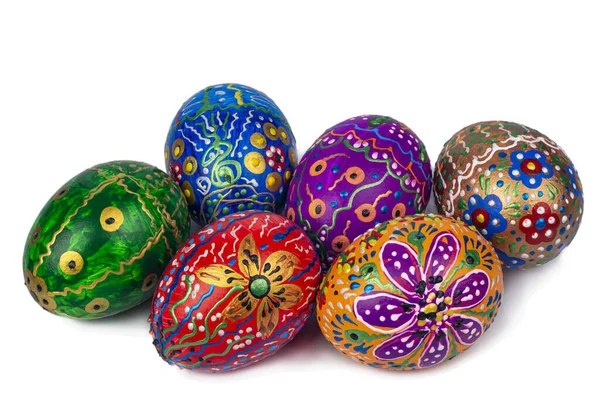 Elle boyanmış yedi parça parlak Paskalya yumurtası. Beyaz arkaplandaki izole görüntü