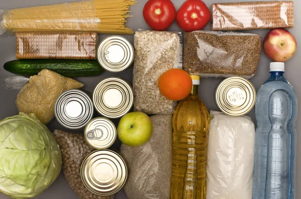 Bir dizi temel ürün - tahıl, şeker, ayçiçeği yağı, şişe suyu, konserve yiyecek, bezelye, kurabiye, salatalık, domates, elma