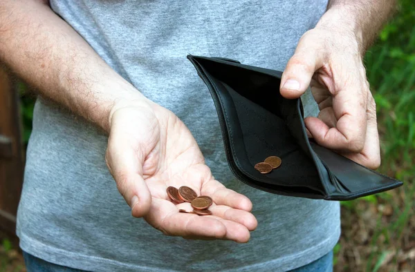 男は空の黒い財布と小さなコインを手に持っている 金融危機 失業の概念 — ストック写真