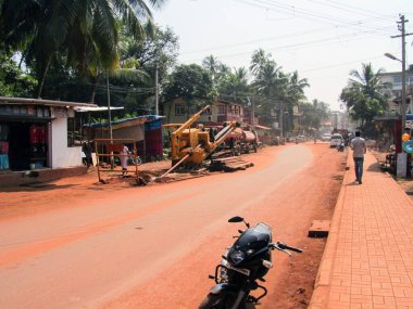 18 Kasım 2014. Hindistan, Goa, Calangute. Sokağa yatay yönlü sondaj kurulumu. Sipersiz boru döşeme                               