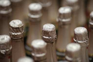 Kapalı şampanya şişeleri.