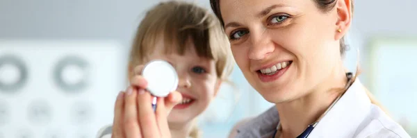 Médico segurando estetoscópio — Fotografia de Stock