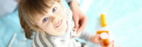 Söt Kid Holding vitaminer — Stockfoto