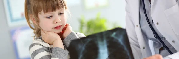 Doctor mostrando a niño rayos X — Foto de Stock