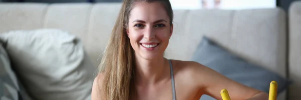 Lächelnde sportliche Frau — Stockfoto