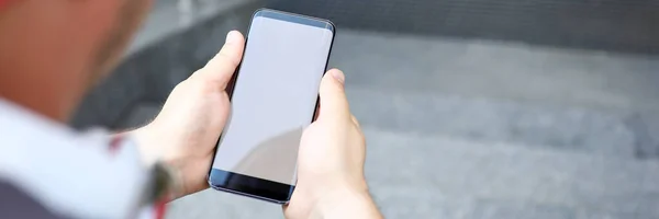 Tipo elegante con teléfono inteligente al aire libre — Foto de Stock