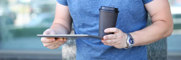 Hombre con la tableta y la taza de café — Foto de Stock