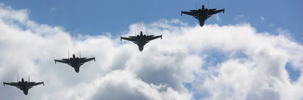 Grupo de aeronaves militares voando no céu azul — Fotografia de Stock