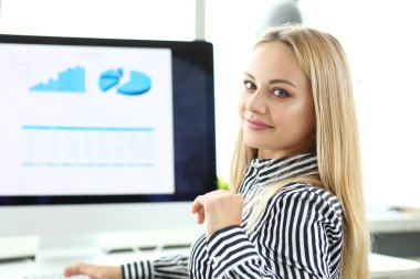 Güzel kız işyeri finans müdürü, ofis.