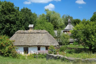 Güzel, otantik Ukrayna köyü. Bütün binalar ahşaptan yapılmıştır. Kiev 'deki Pirogovo Müzesi