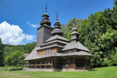 Güzel, otantik Ukrayna köyü. Bütün binalar ahşaptan yapılmıştır. Kiev 'deki Pirogovo Müzesi