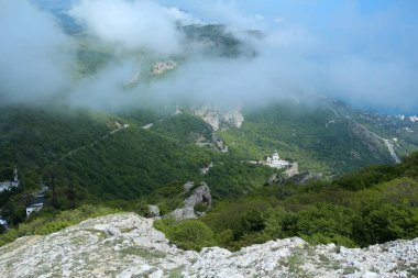 Güzel kabarık bulutlar dağları kaplıyor