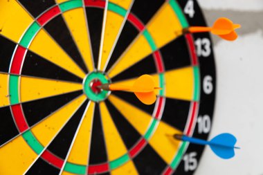 Üzerinde renkli oklar olan dart tahtası.