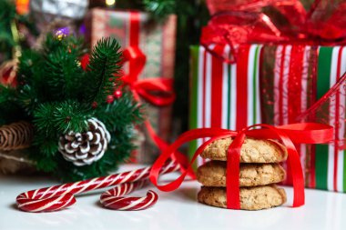 Noel hediyesi kutuları ve süslü Noel ağacının yanında tatlılar