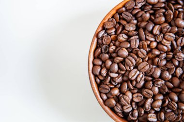 Kahve çekirdekleri ve kumaş havlu ahşap masada. Üst Manzara. Metin için boşluk.