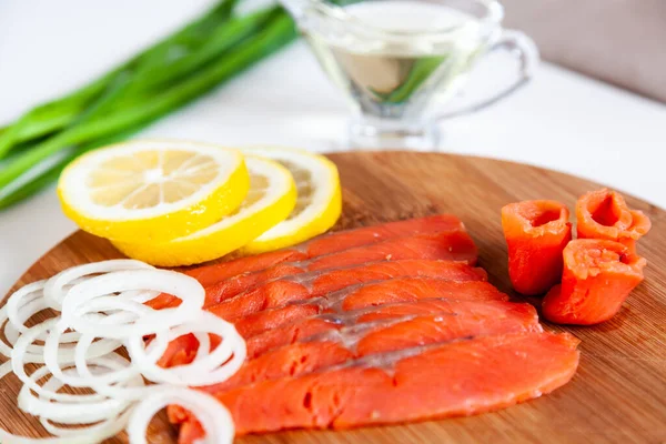 Scheibe Rosa Lachsfisch Auf Einer Scheibe Brot Und Frische Zitrone — Stockfoto