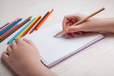 Çocukların elleri pastel boyalarla çizer. Üst görünüm