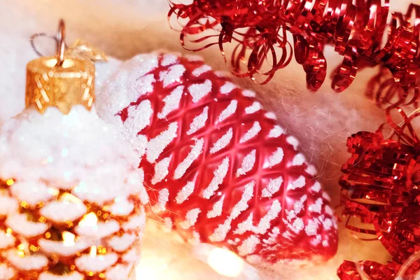 Kırmızı Altın Noel Oyuncakları Koni Şeklinde — Stok fotoğraf