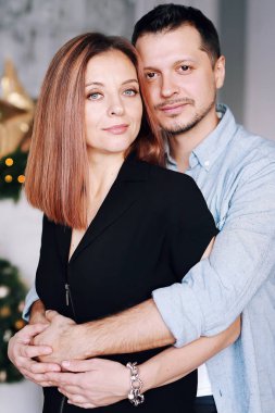 Noel 'de genç ve güzel bir çift. Genç bir kadın ve bir erkek birlikte gülümsüyor ve eğleniyorlar..