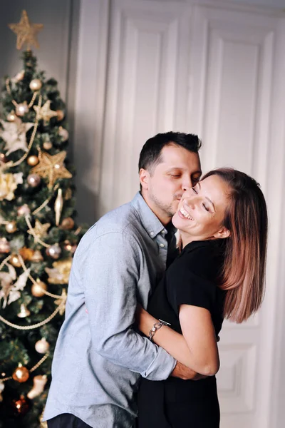 Belo Casal Jovem Natal Uma Jovem Homem Estão Sorrindo Divertindo — Fotografia de Stock