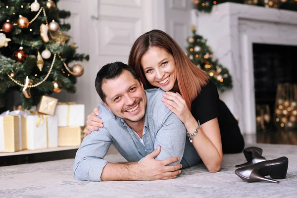 Belo Casal Jovem Lado Árvore Natal Uma Jovem Homem Estão — Fotografia de Stock