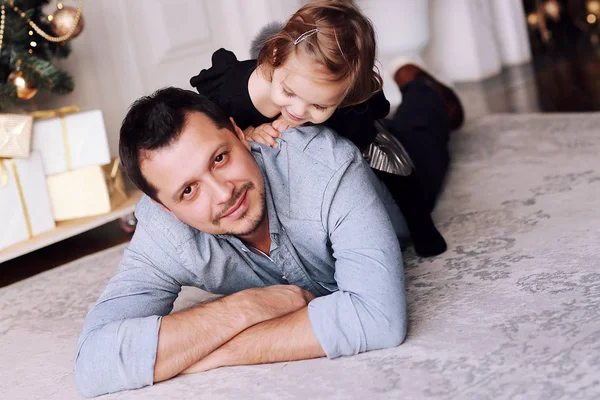 Homem Bonito Brinca Com Sua Filha Engraçada Perto Árvore Natal — Fotografia de Stock