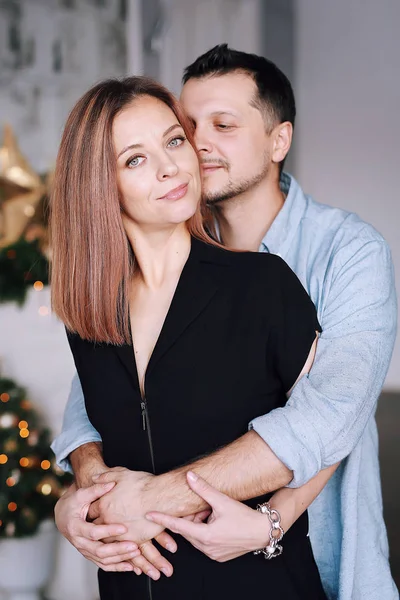 Krásný Mladý Pár Vánocích Mladá Žena Muž Usmívají Baví Spolu — Stock fotografie