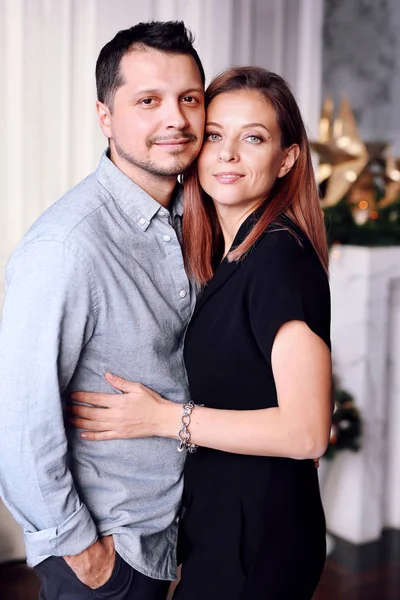 Belo Casal Jovem Natal Uma Jovem Homem Estão Sorrindo Divertindo — Fotografia de Stock