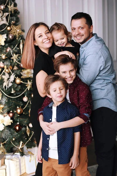 Beautiful Big Family Spend Time Home Christmas Tree Молодые Счастливые — стоковое фото