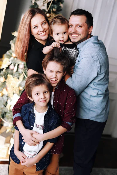 Bela Família Grande Passar Tempo Casa Perto Árvore Natal Jovens — Fotografia de Stock