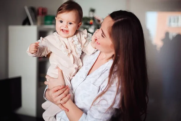 Felice Bella Donna Divertirsi Con Sua Piccola Figlia Vicino All — Foto Stock