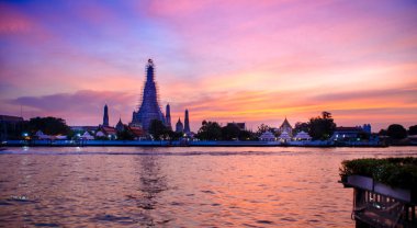 Mavi saat batımında WAT Arun