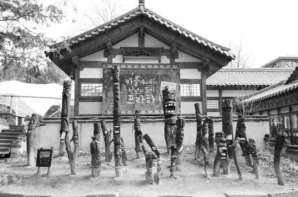 Estatuas de madera en la casa de enfrente os — Foto de Stock