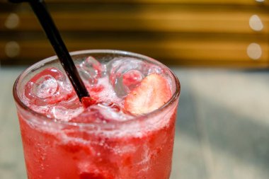 serinletici içecek çilek gazlı içecek