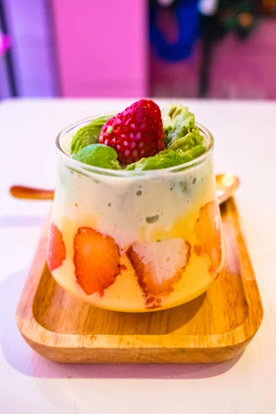 Здоровий Десерт Полуницею Авокадо — стокове фото