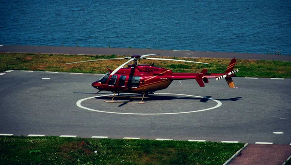 Röd Helikopter Luft Fordon Flygplan Cirkel Flyger Helikopter — Stockfoto