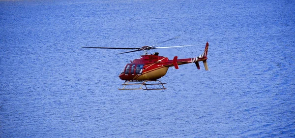 Roter Hubschrauber Luftfahrzeug Flugzeug Kreis Fliegen Hubschrauber — Stockfoto