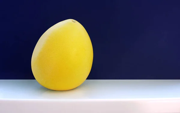 Kırmızı pul. Klasik koyu mavi arka planda sarı meyve 