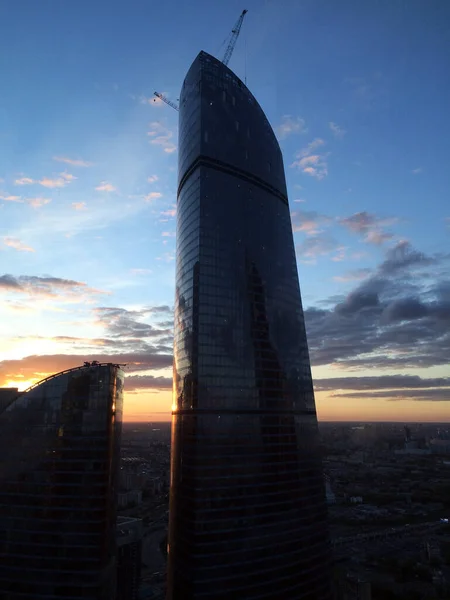 Moskova-Şehir İş Merkezi. Çok işlevli kompleks. Federasyon Kulesi. İnşaatın 2016 'da tamamlanması. Akşam panoramasında gözlem güvertesinden pencereye bak.