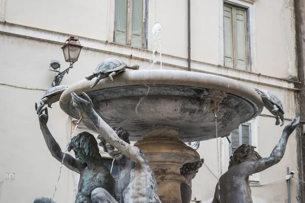 Fontana delle Tartarughe in piazza Mattei a Roma — Foto Stock