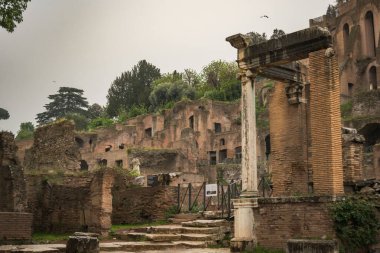 Roma 'nın imparatorluk forumlarında antik kalıntılar.