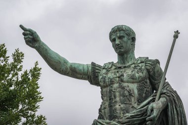 Roma İmparatoru Augustus 'un bronz heykeli.