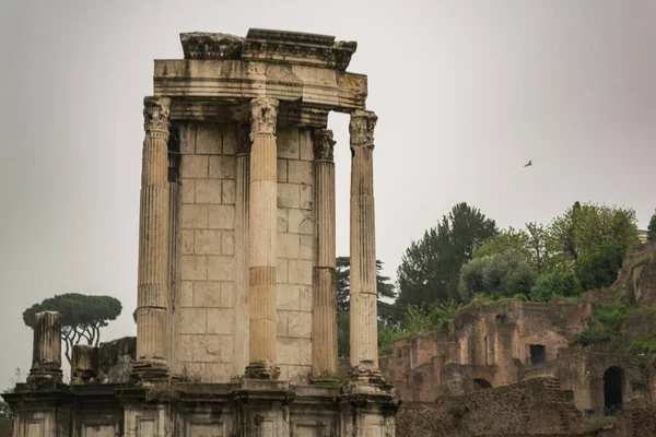 Antiguas ruinas en los foros imperiales de Roma — Foto de Stock