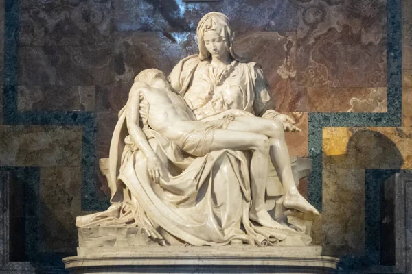 米开朗基罗在罗马教廷的圣彼得罗创作的皮埃塔 — 图库照片