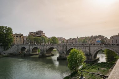 Gün batımında Roma 'daki Tiber Nehri üzerindeki köprü.